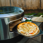 Solo Stove - Pi Turner en acier inoxydable-Du retournement de la pizza au stockage, Stainless Turner 2.0 est conçu pour faciliter la cuisson sur le feu. La longue poignée de retournement vous éloigne de la chaleur intense, et une pelle plus large vous permet de récupérer des pizzas plus grosses, tandis que la sangle de suspension en cuir facilite le rangement après une soirée pizza.