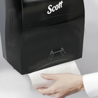 Scott - Distributrice manuelle d’essuie-mains en rouleau Scott Essential - pour les essuie-mains en rouleau Scott avec mandrin violet - 12,63 po x 16,13 po x 10,2 po - noire - paquet de 1-12.63 po x 16.13 po x 10.2 po