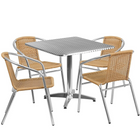 Flash Furniture – Table carrée de 31,5 po en aluminium, 4 sièges en rotin beige, int/ext (TLH-ALUM-32SQ-020BGECHR4-GG)-4 places