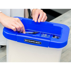 Boîte de rangement portable en plastique au format lettre Bankers Box-Le couvercle comprend un compartiment de rangement pratique. Les poignées confortables et le couvercle verrouillable facilitent leur transport sécurisé.