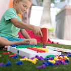 Educational Insights - Centre d'activités Design and Drill, tout-petits à 2e année-Apporte créativité, construction et motricité fine pendant que les enfants forent leurs propres motifs colorés dans le tableau.