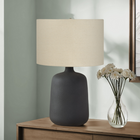 Monarch Specialties - Luminaire - 24 po H Lampe De Table - Céramique Noire - Abat-Jour Beige - Contemporain-Cette lampe est dotée d'un interrupteur rotatif à trois voies qui accueille une seule ampoule (non incluse) pour une puissance maximale de 100 W/120 V, ce qui vous permet de personnaliser l'ambiance lumineuse de votre espace