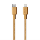 Native Union - Câble Belt USB-C vers Lightning 1,2m - Kraft-Amélioré pour la Terre grâce à une construction innovante et respectueuse de l'environnement: tressage en PET 100% recyclé, boîtier en TPU 100% recyclé et bracelet en cuir reconstitué à 75% recyclé