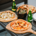 Solo Stove - Peau de Pi en Bambou-La pelle à pizza de 40,6 cm est une amélioration en termes de taille et de fonctionnalité. Avec une largeur de 16,3 pouces, cette pelle à pizza peut contenir des pizzas jusqu'à 16 pouces. Une pointe innovante en acier inoxydable empêche la pointe de la peau de se fissurer et de brûler, tandis qu'une boucle en cuir facilite la tâche. pour accrocher votre peau.
