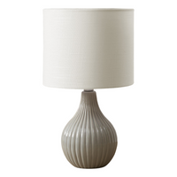 Monarch Specialties - Luminaire - 17 po H Lampe De Table - Céramique Gris - Abat-Jour Ivoire / Crème - Contemporain-Cette lampe de table de 17 pouces de haut est dotée d'une base chic en céramique grise lustrée en forme de goutte d'eau avec un design nervuré texturé, parfaitement complétée par un abat-jour en tissu ivoire, ajoutant une touche de mode à votre salon, votre chambre ou votre bureau