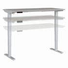 Bureau assis-debout à hauteur réglable 60 po x 30 po Move 40 Series de Bush Business Furniture - gris platine/gris métallique-Le bureau assis-debout électrique à hauteur réglable est doté d’un piètement motorisé et d’un plateau 60L x 30P avec système de gestion des câbles intégré
