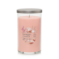 Yankee Candle - Bougie parfumée Signature, Sables roses, bougie pilier format moyen-Sables roses est l’évasion exotique sur une île rêvée