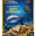 National Geographic Kit de Fouille de Dent de Requin -Ce kit scientifique comprend : une brique de creusement sur le sujet du requin avec 3 dents de requin fossilisées (chacune provenant de différentes espèces de requins), des outils de creusement archéologiques, un guide d’apprentissage en couleur et une loupe.
