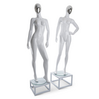 Mannequin abstrait femme adulte avec base en verre Can-Bramar, 70 po de hauteur, corps blanc brillant et visage argent (RPFF-1)-Fait de fibre de verre.
