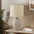 Monarch Specialties - Luminaire - 18 po H Lampe De Table - Céramique Beige - Abat-Jour Beige - Contemporain-Utilisant une ampoule standard de 60W (non incluse), cet éclairage décoratif est équipé d'un interrupteur à bouton rotatif facile à utiliser pour éclairer instantanément une pièce