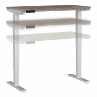 Bureau assis-debout à hauteur réglable 48 po x 24 po Move 40 Series de Bush Business Furniture - hickory moderne/gris métallique-Le bureau assis-debout électrique à hauteur réglable est doté d’un piètement motorisé et d’un plateau 48L x 24P avec système de gestion des câbles intégré