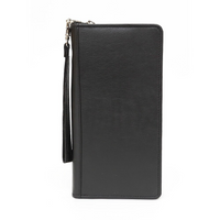 Ashlin® Portefeuille pour billets d'avion avec fermeture à glissière, noir-Couverture pour billets et passeports avec fermeture à glissière, bloquant les ondes RFID, avec pochettes pour cartes et pochette pour passeport. Notre portefeuille bloquant les ondes RFID ASHLIN offre une protection à vos cartes de crédit avec la fonction Pay pass ou aux autres cartes avec pièces d'identité intégrées. Nos produits bloquant les ondes RFID Ashlin ont une fine couche métallique intégrée.