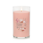 Yankee Candle - Bougie parfumée Signature, Sables roses, bougie pilier format moyen-. Les arômes juteux de melon sont adoucis par les effluves délicats d’osmanthus, vous offrant un moment de détente propice pour apaiser votre esprit - des notes de base chaleureuses, enrichies d’une touche de jasmin, complètent cette sensation de paradis
