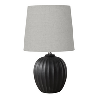 Monarch Specialties - Luminaire - 19 po H Lampe De Table - Résine Noire - Abat-Jour Gris - Transitionnel-Cette élégante lampe de table de 19 pouces de haut est dotée d'une base chic en résine noire et d'un abat-jour complémentaire en tissu gris idéal pour créer une ambiance chaleureuse et accueillante dans un salon, une chambre à coucher ou un bureau de style transitionnel