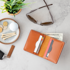 Decent Living - Portefeuille fin à deux volets en cuir - Marron-Rangement : Une grande poche à billets et six emplacements pour cartes pouvant contenir jusqu'à 12 cartes